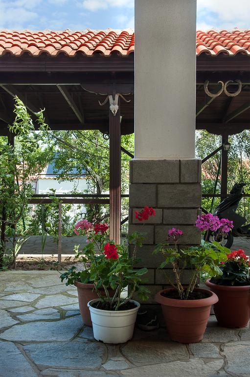 Meraklis Rooms Kariotes Exterior foto