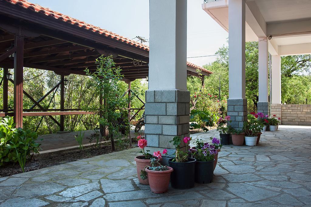 Meraklis Rooms Kariotes Exterior foto