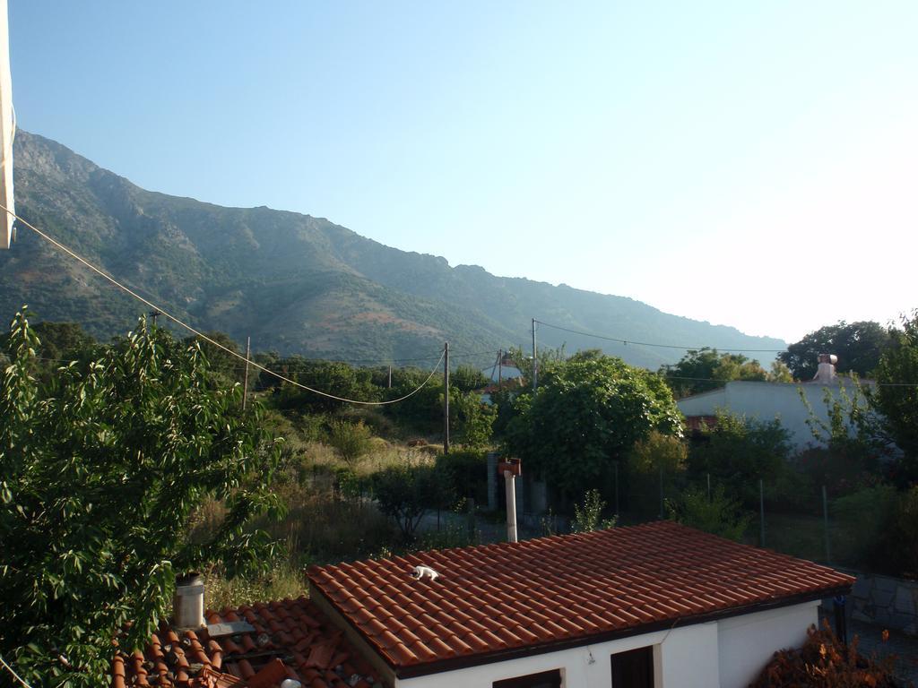Meraklis Rooms Kariotes Exterior foto