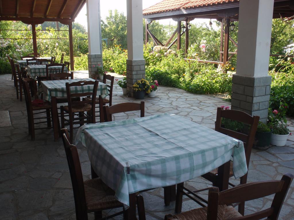 Meraklis Rooms Kariotes Exterior foto